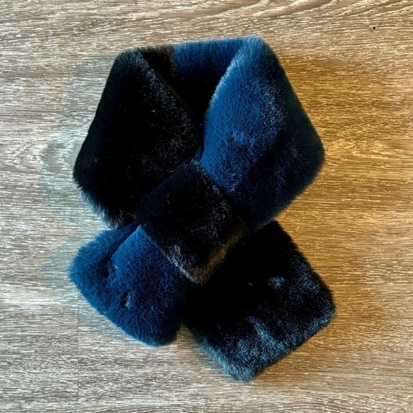 Hat Attack faux fur blue/black short scarf. One size - Picture 1 of 9